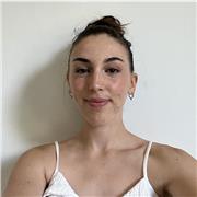 Etudiante proposant des cours de soutien pour élèves de primaire ou collège