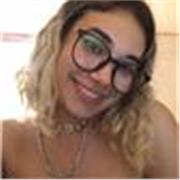 Profesora imparte clases a niños de primaria