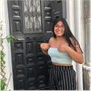 Chica joven que acaba de finalizar sus estudios