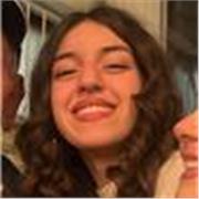 Studentessa da ripetizioni per alunni di scuole elementari e medie