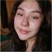 Profesora animada imparte clases de matemáticas dirigido a estudiantes de todas las edades