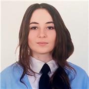 Profesora de refuerzo y repaso para niños de primaria