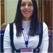 Profesora de inglés imparte clase a exílate y adultos a niveles YLE, KET, PET, FCE y CAE