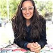 Profesora de español guiando clases para todas las edades