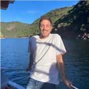 Profesor titulado en Geografía e Historia y en ADE, con 4 años de experiencia  como entrenador de fútbol con adolescentes.