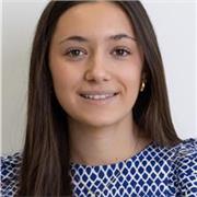 Profesora imparte clases del ámbito científico para primaria eso y bachillerato