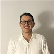 Soy un estudiante en la
Universidad europea, estudié inglés en la International Language Academy of Canada (ILAC)