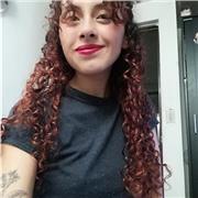 Profesora de español imparte clases didácticas a extranjeros de todas las edades