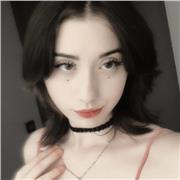 Estudiante que importa clases de matemáticas a niños de primaria