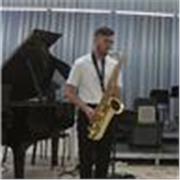 Profesor de saxofón con título de Grado Superior en la especialidad de Jazz por el CSMN. Clases presenciales y online