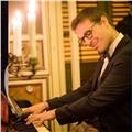 Laureato in pianoforte jazz offre lezioni di pianoforte base, medio, avanzato più lezioni di teoria e solfeggio