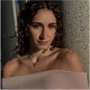 Insegnante di inglese. Diploma superiore Cambridge e Laurea in Genomics (corso di laurea in inglese). 