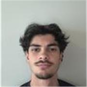 Étudiants en médecine donnant des cours de maths à des collégiens