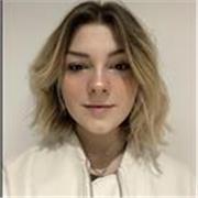studentessa universitaria disponibile per aiuto compiti