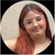 Profesora de inglés joven con titulación, enfocada en diferentes niveles de la lengua para un mejor aprendizaje.