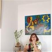 A todas las personas mayores o niños que necesitan ayuda , acompañamiento y guía.