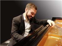 Docente di pianoforte impartisce lezioni di strumento, improvvisazione e teoria della musica