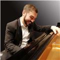 Docente di pianoforte impartisce lezioni di strumento, improvvisazione e teoria della musica