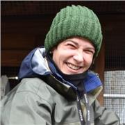 Docente in biologia impartisce lezioni per studenti e adulti