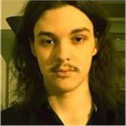 Nauczyciel gry na gitarze prowadzi lekcje dla osób w każdym wieku