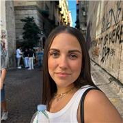 Ragazza universitaria impartisce lezioni di storia