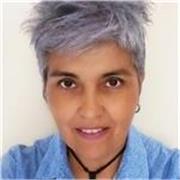 Profesora titulada en Lengua y Literatura, escritora y fotógrafa. 