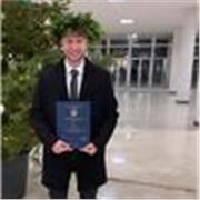 Giovane ingegnere biomedico impartisce lezioni di matematica