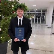 Giovane ingegnere biomedico impartisce lezioni di matematica