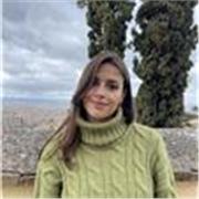 Maestra de Primaria con las menciones de PT y AL, especializada en diversas materias de la etapa de Primaria