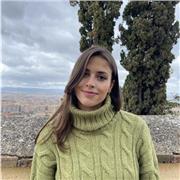 Maestra de Primaria con las menciones de PT y AL, especializada en diversas materias de la etapa de Primaria