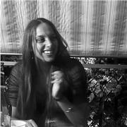 Studentessa pronta a trasmettere le sue conoscenze online.