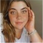 Profesora de inglés imparte clases a niños de todas las edades