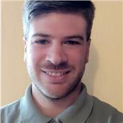 Giovane con esperienza nell'accompagnare ragazzi e ragazze nel loro percorso scolastico, con aiuto compiti preciso e attento