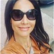 Docente di storia e filosofia impartisce lezioni a studenti di scuola secondaria di secondo grado