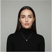 Profesora de marketing para estudiantes universitarios y futuros líderes