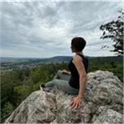 Junge muttersprachliche Deutsch-Expertin unterstützt dich mit moderner Methodik und viel Geduld