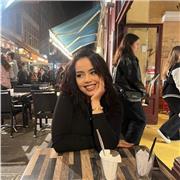 Professeure particulier donne cours de français à des élèves de primaire