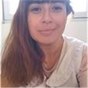 Profesora de inglés imparte clases a estudiantes de todas las edades