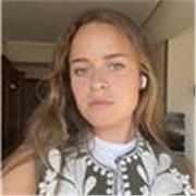Profesora que imparte clases a niños de todas las edades para reforzar el ingles