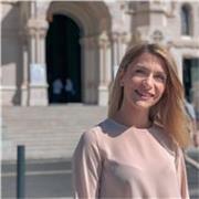 Dottoressa abilitata alla professione di avvocato, impartisce lezioni di diritto civile e penale
