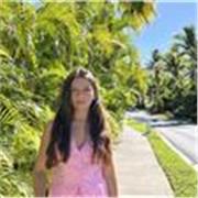 Estudiante universitaria con experiencia enseñando inglés infantil básico. 