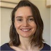 Diplômée d'école de commerce, issue d'un milieu artistique ( Ecole Boulle) pratique du dessin et de la calligraphie