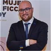 Me defino como un profesor universitario práctico, riguroso y orientado a resultados. Mi objetivo es conectar la teoría con la rea