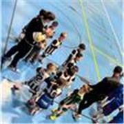 Empático y paciente. Sobre todo apasionado por enseñar a los niños.