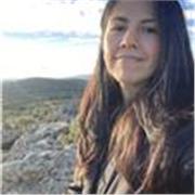 Profesora certificada con diversas estudios continuos sobre el cuerpo y meditación 