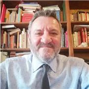laureato in lettere classiche impartisce lezioni di latino e italiano, matematica fino al biennio, ogni materia fino alle medie