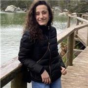 chica joven imparte clases de quimica y matematicas en zaragoza