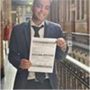 Profesor que da clases a adolescente y adultos sobre derecho laboral y seguridad social