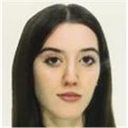 Studentessa al primo anno di università da ripetizioni di matematica, scienze e altre materie