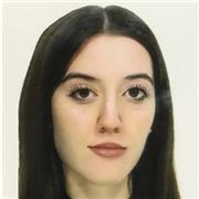 Studentessa al primo anno di università da ripetizioni di matematica, scienze e altre materie